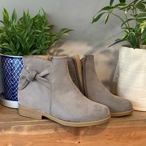 Toddler Girls Booties (Size 9)